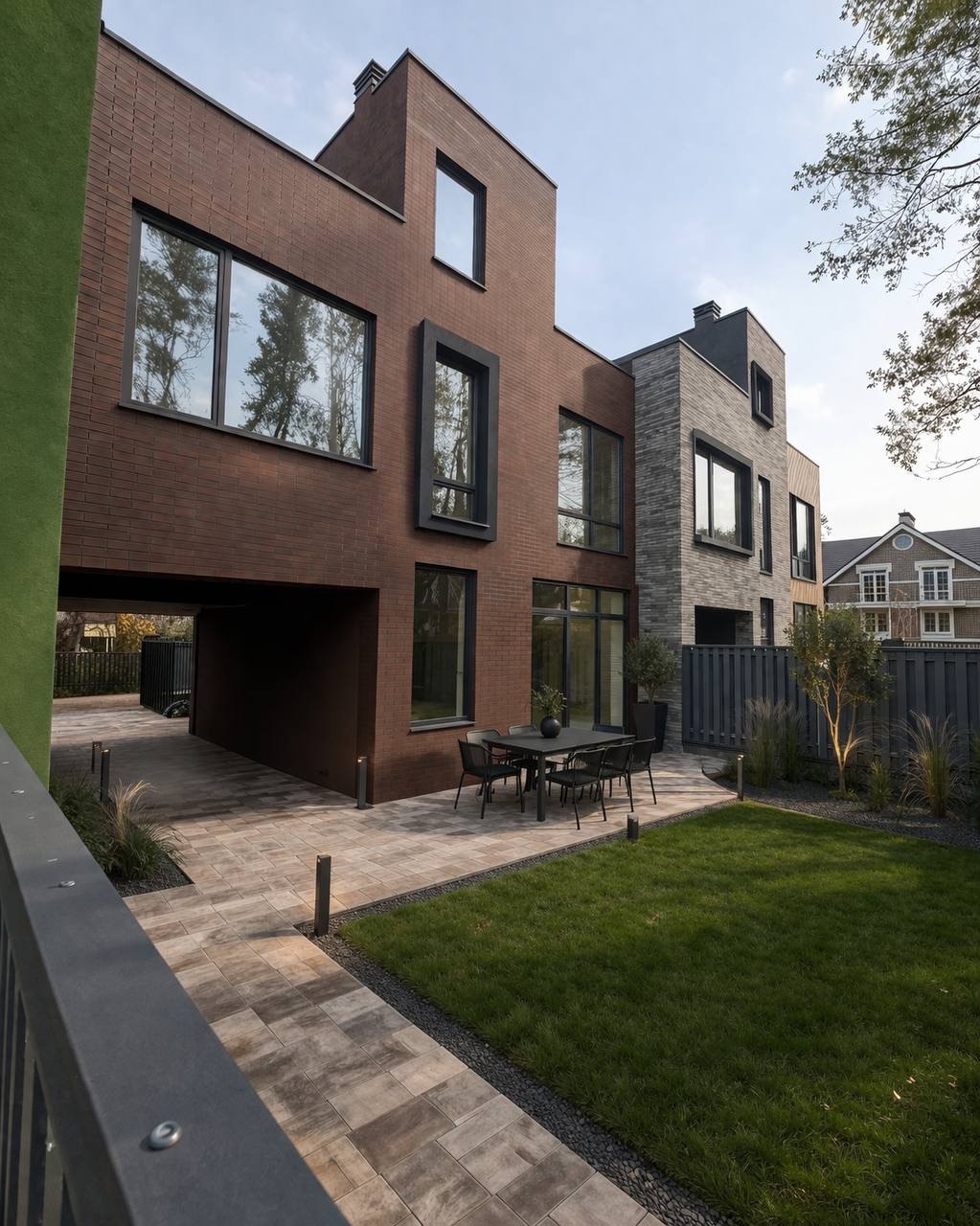 Двір першої черги Madera House